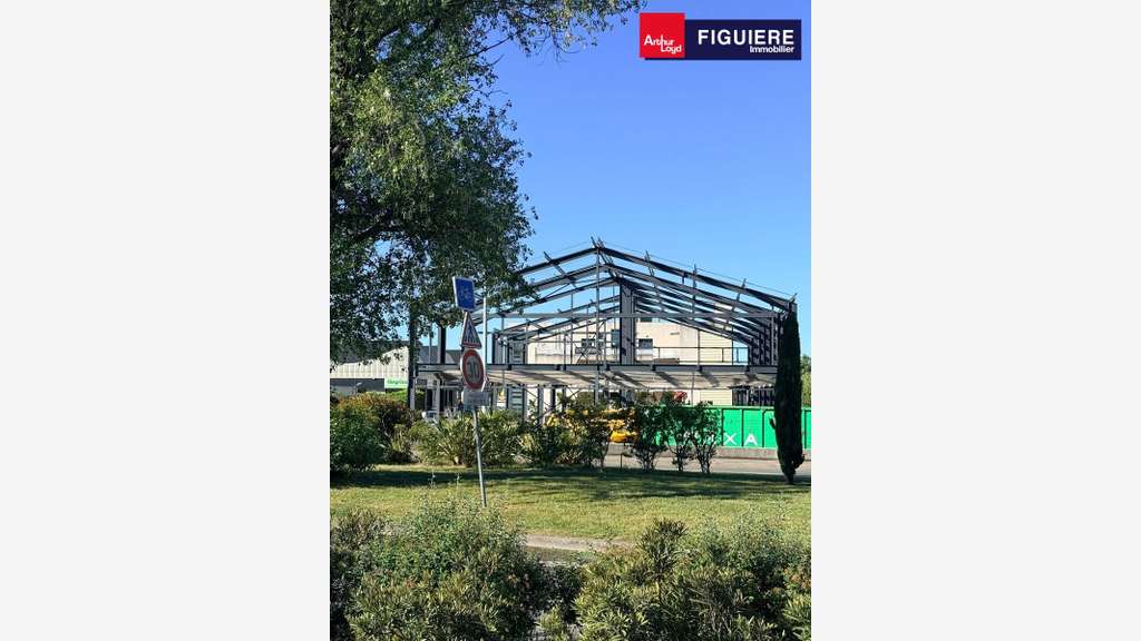 A louer local pro ou commercial 480m² Salon de Pce