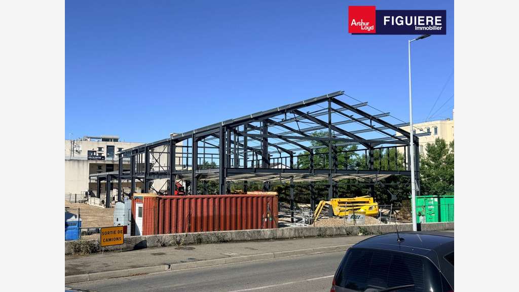 A louer local pro ou commercial 480m² Salon de Pce