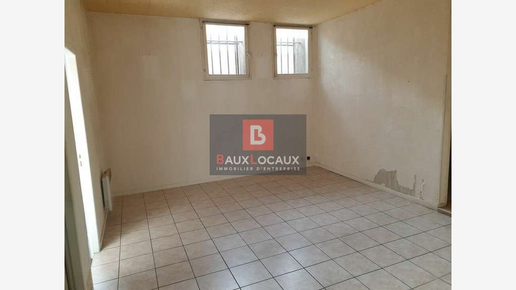 Location local commercial 215 m² Salon de Provence