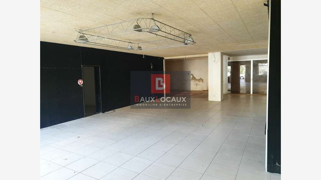 Location local commercial 215 m² Salon de Provence