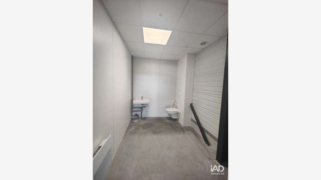 A louer local commercial de 358m² en za à Saône