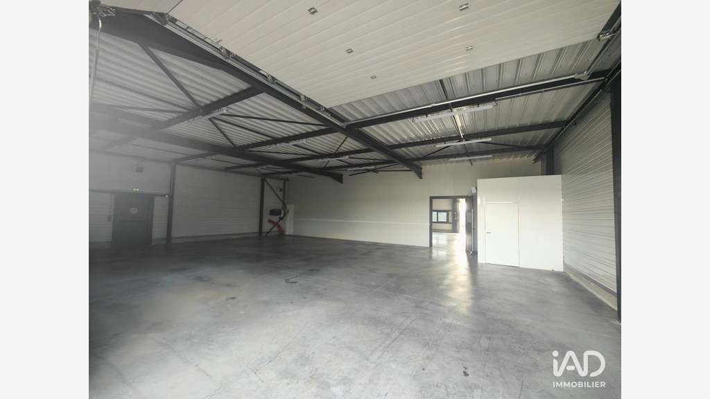 A louer local commercial de 358m² en za à Saône