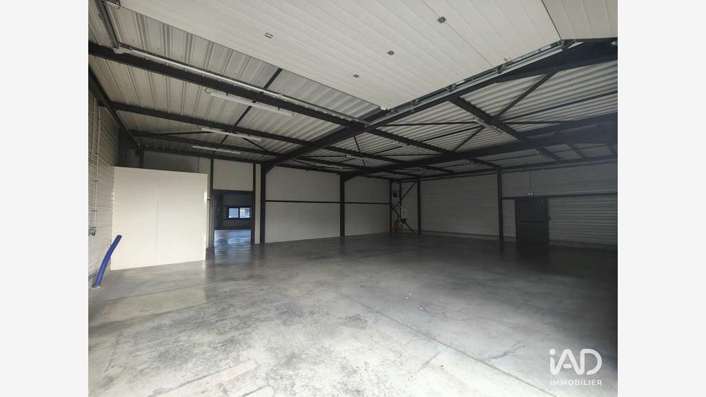 A louer local commercial de 358m² en za à Saône