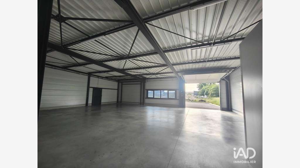 A louer local commercial de 358m² en za à Saône