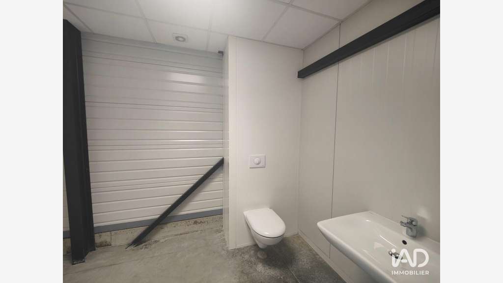 A louer local commercial de 358m² en za à Saône