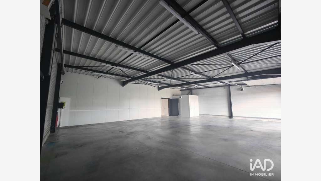 A louer local commercial de 358m² en za à Saône