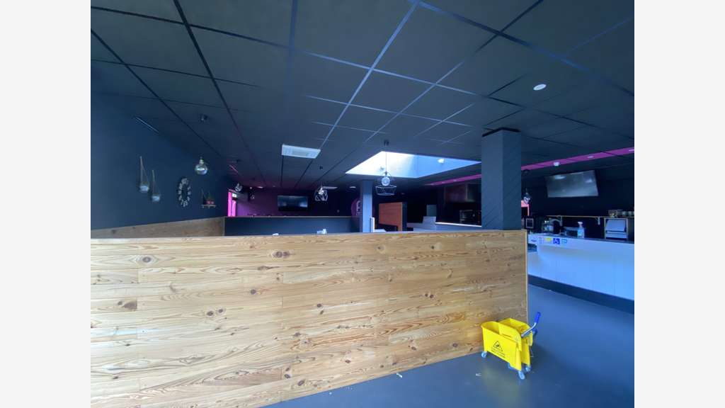 A louer local professionnel de 253m² à Saran