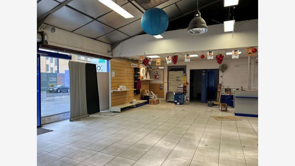 Loue locaux commerciaux de 400m² Sarlat la Canéda