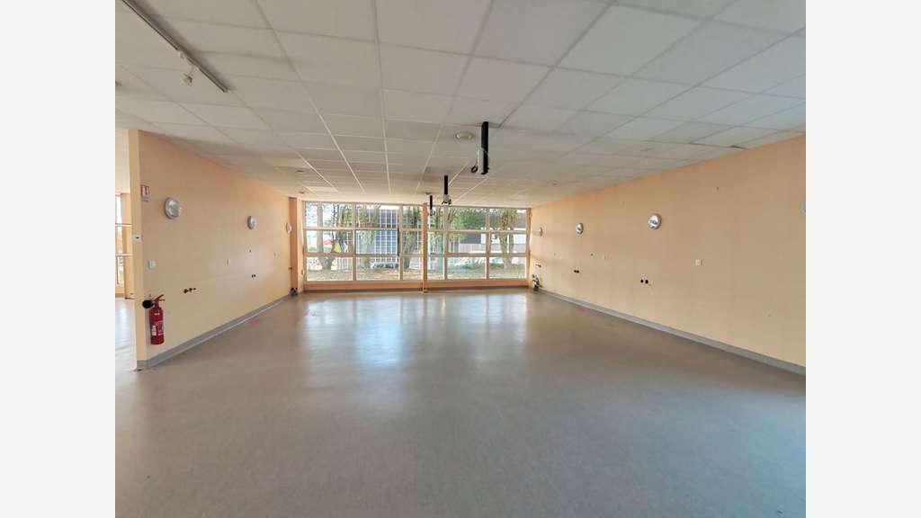 A louer local professionnel 300m² à Sartilly