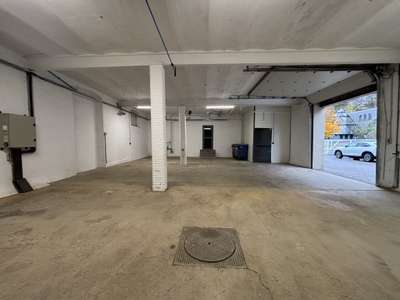 A louer local 200m² + 80m² de bureaux à Sassenage