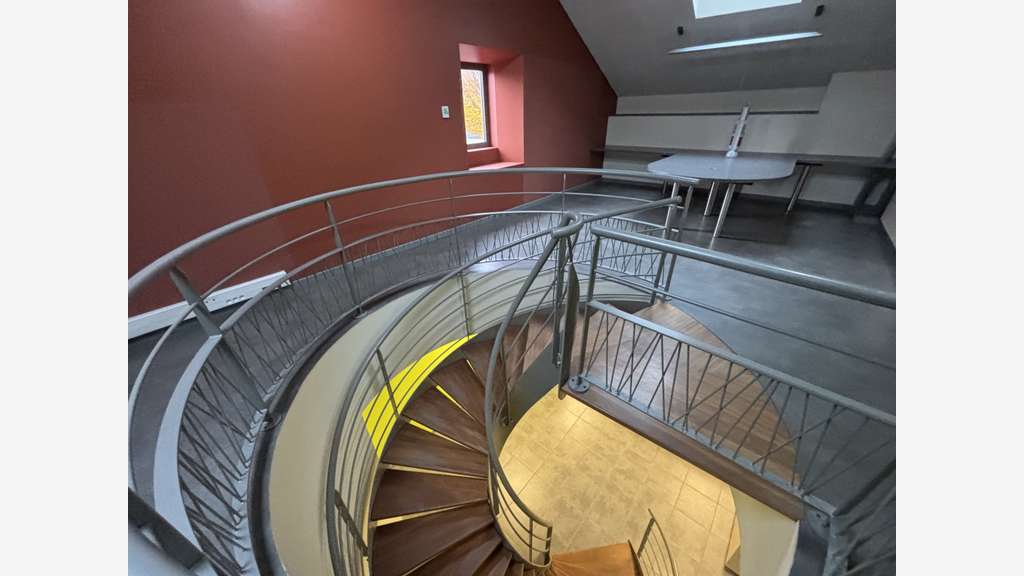 A louer local 200m² + 80m² de bureaux à Sassenage