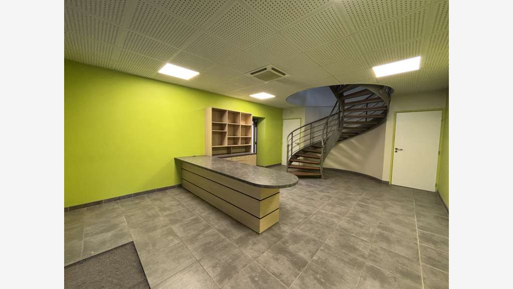 A louer local 200m² + 80m² de bureaux à Sassenage