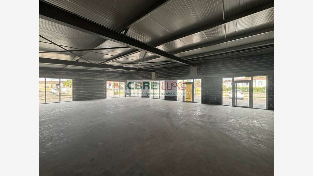 A louer cellules commerciales 50 à 200m² Sault