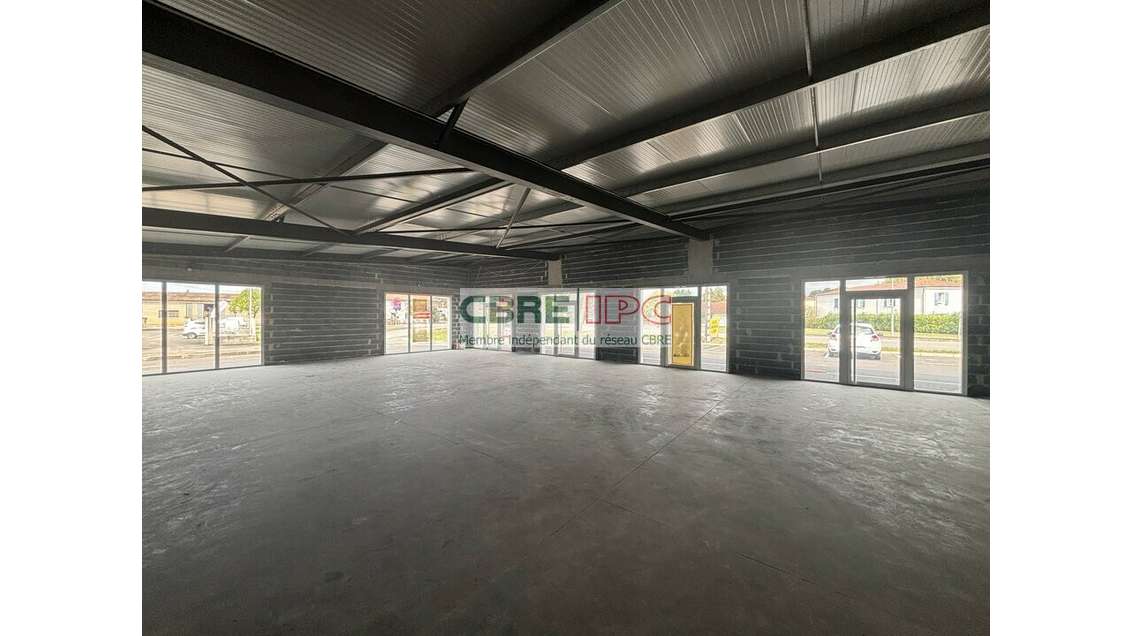 A louer cellules commerciales 50 à 200m² Sault