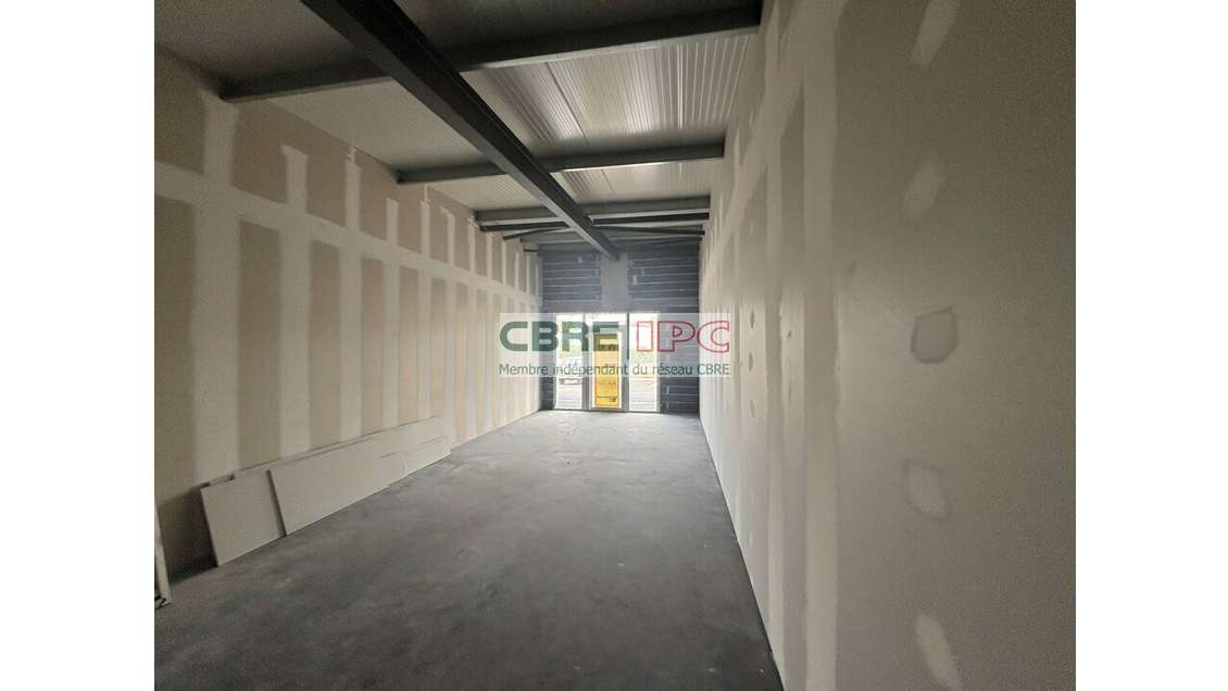 Location cellules commerciales 50-200m² Sault