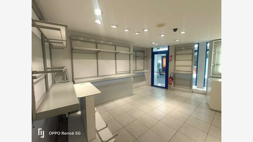 Local commercial 110m² à louer empl N°1 à Saumur 