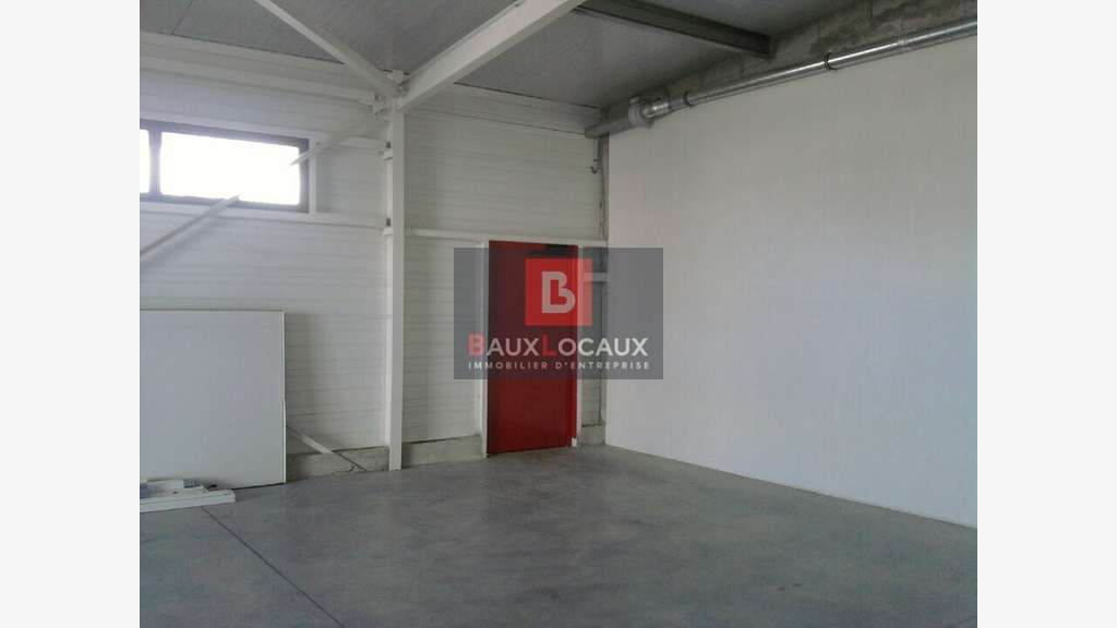 Location local commercial 131m² à Sénas