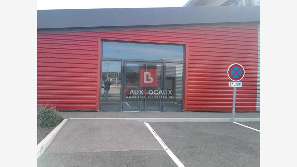 Location local commercial 131m² à Sénas