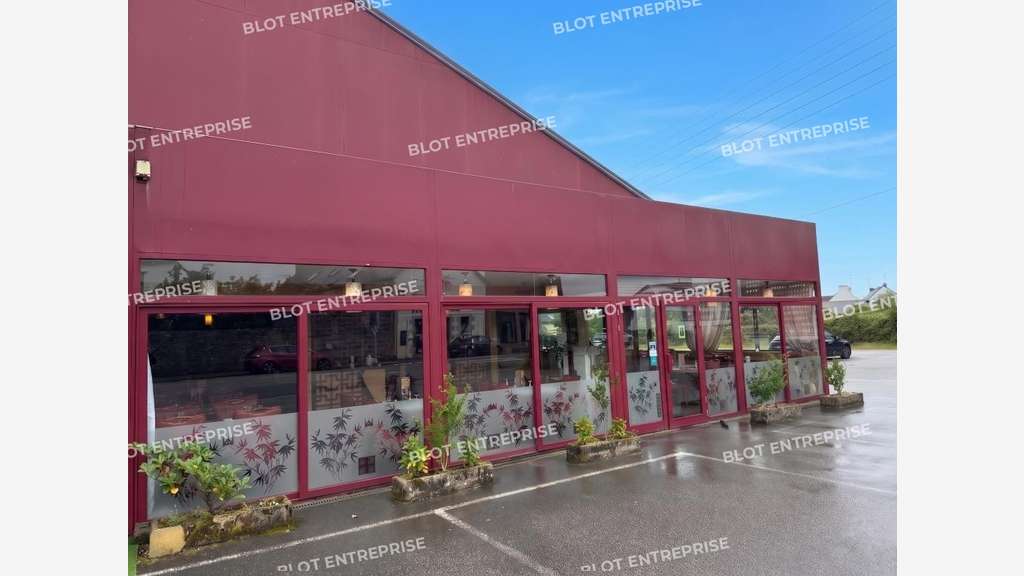 A louer local commercial 450m² axe fréquenté Séné
