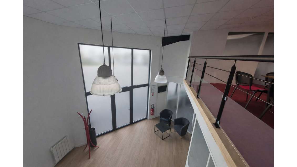 Loue local commercial de 195m² en zc à Vannes Est