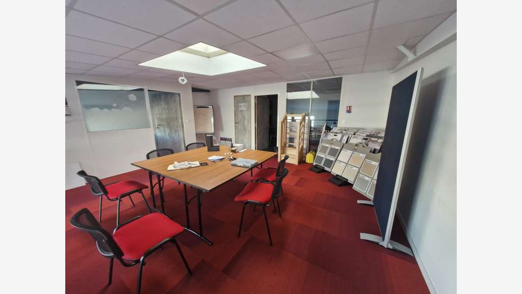 Loue local commercial de 195m² en zc à Vannes Est