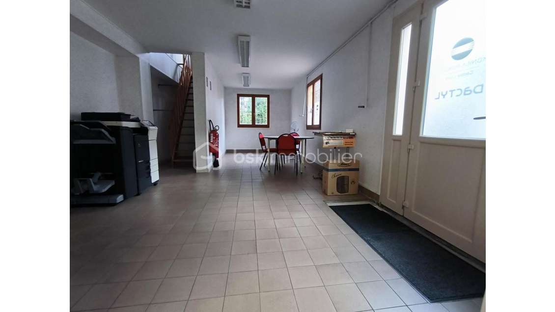 Location local commercial 161m² à Sens