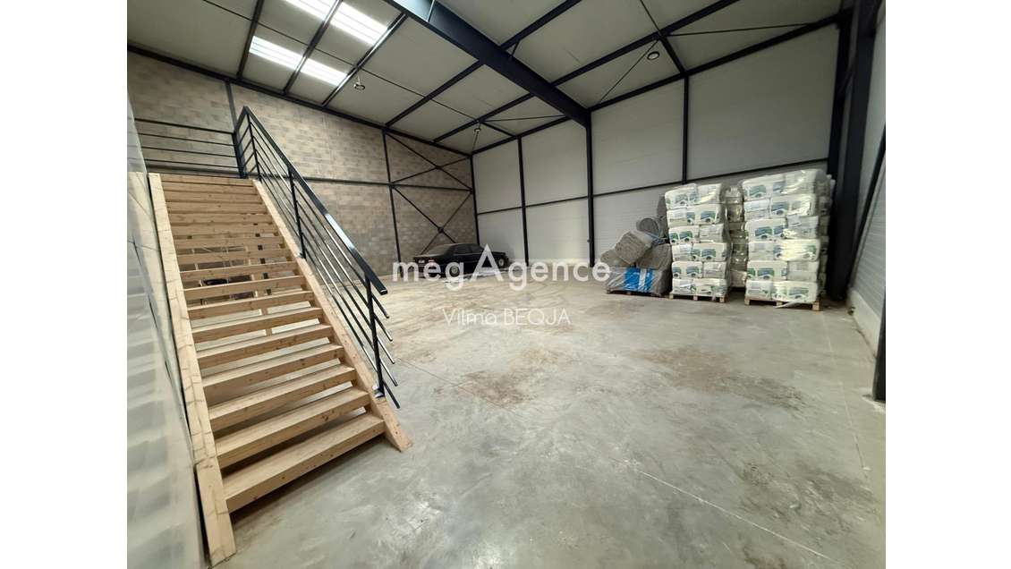 Entrepôt et bureaux de 370m² à louer à Sens