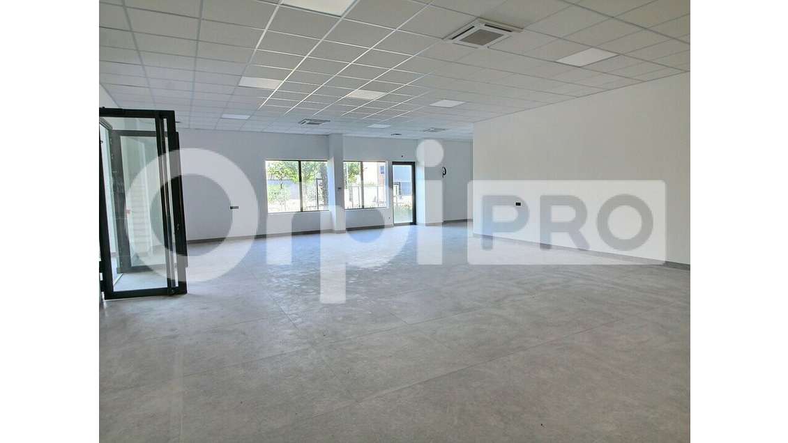 A louer local commercial/ Showroom 338m²