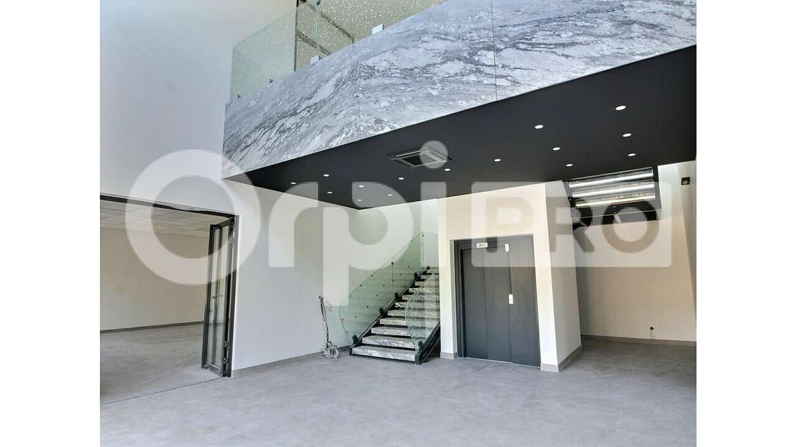 A louer local commercial/ Showroom 338m²