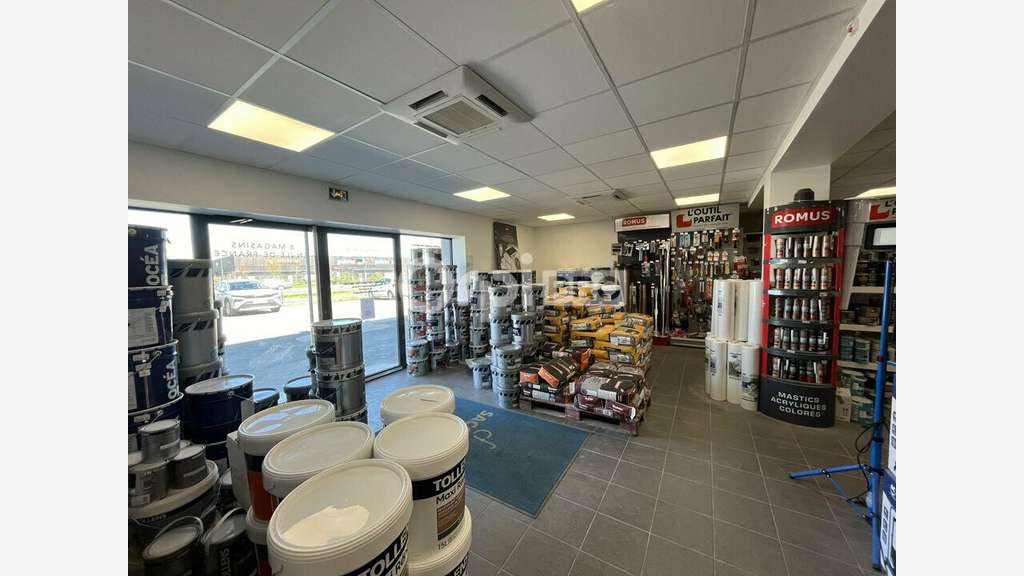 Local 180m² à louer empl N°1 exceptionnel à Servon