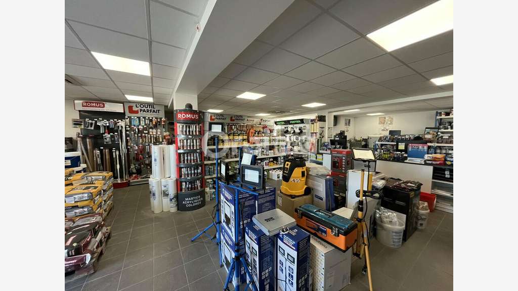 Local 180m² à louer empl N°1 exceptionnel à Servon