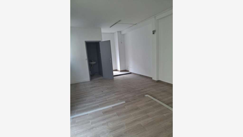 Local commercial 120m² à louer à Sèvres