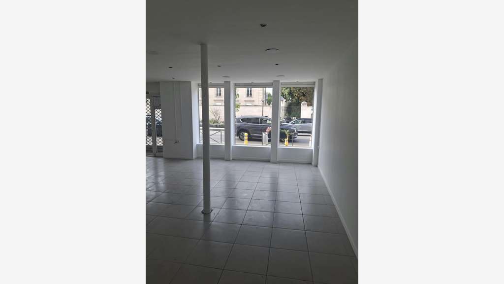 Local commercial 120m² à louer à Sèvres