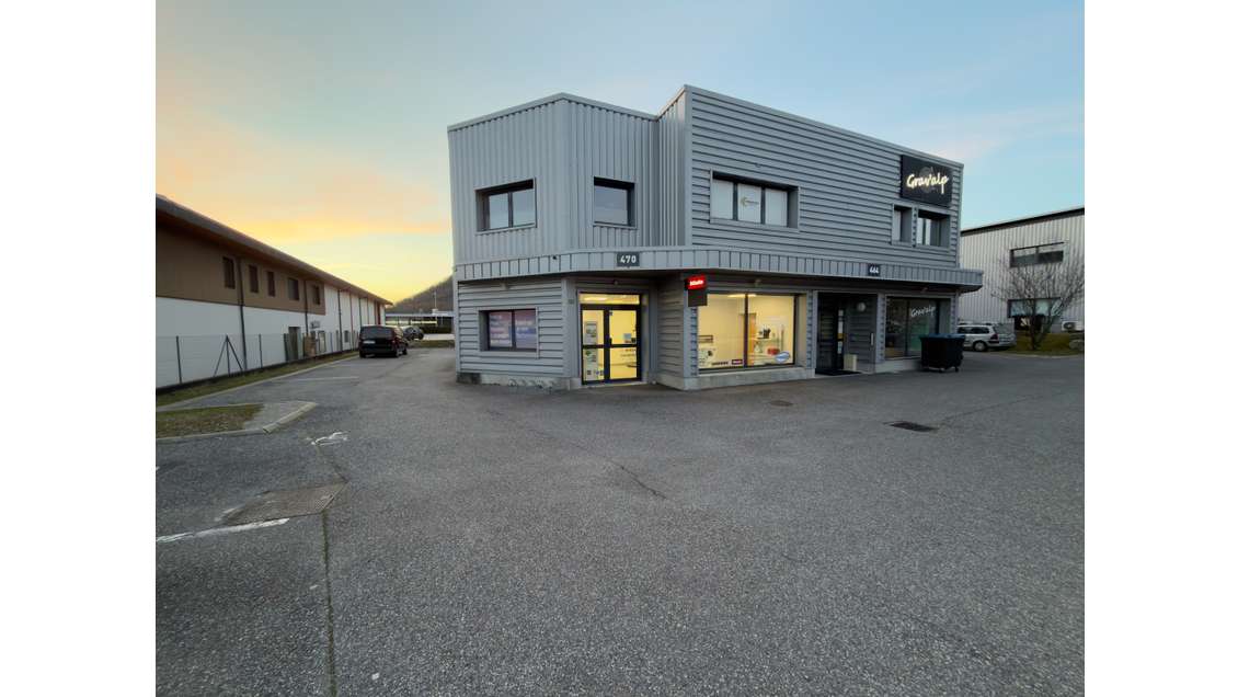 Local commercial 100 m² avec vitrine et parking