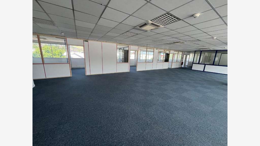 Bâtiment industriel/artisanal 960m² à louer Annecy