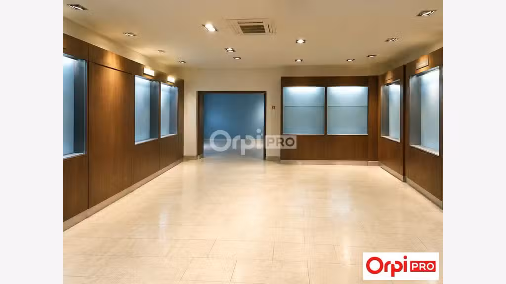 A louer local commercial 93m² Sin le Noble (59450)