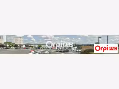 A louer local commercial 93m² Sin le Noble (59450)