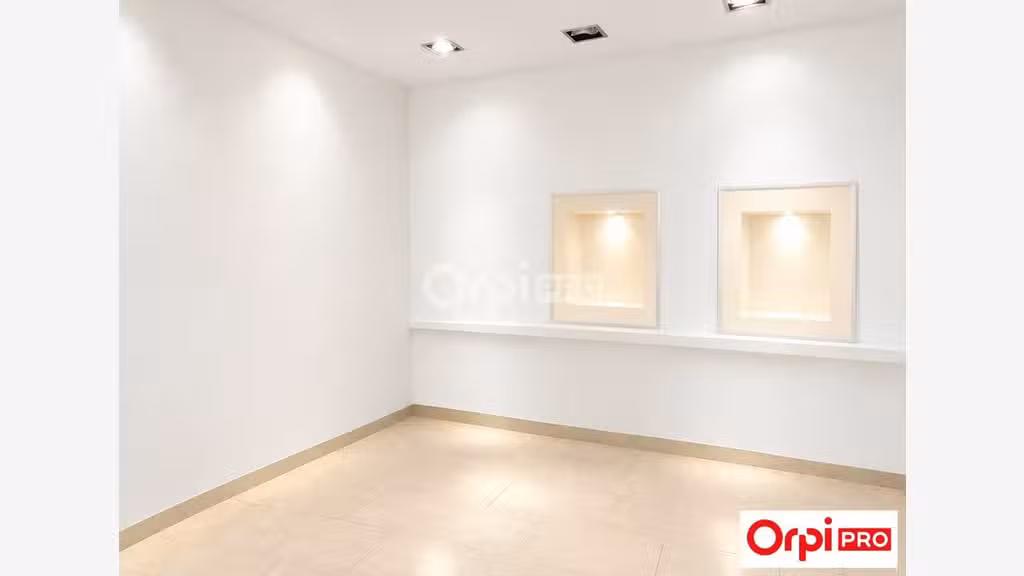 A louer local commercial 93m² Sin le Noble (59450)