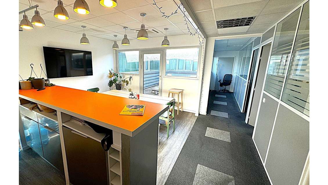A louer bureaux équipés  325m² quartier Les Playes