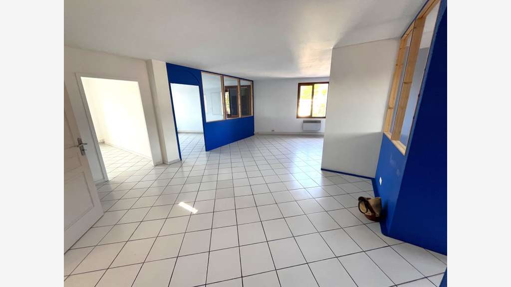 A louer bureaux 104m² empl N°1 à Solliès-Pont