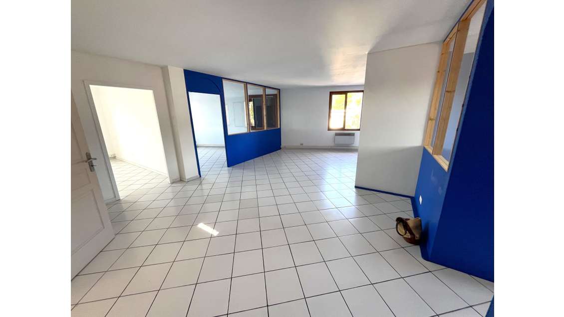 A louer bureaux 104m² empl N°1 à Solliès-Pont