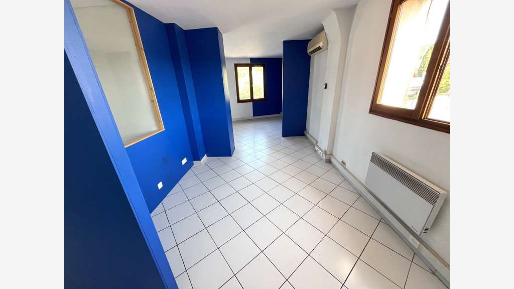 A louer bureaux 104m² empl N°1 à Solliès-Pont