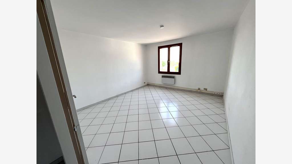 A louer bureaux 104m² empl N°1 à Solliès-Pont