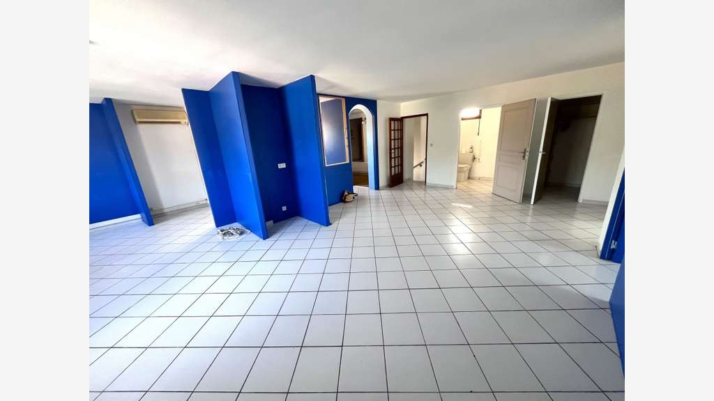 A louer bureaux 104m² empl N°1 à Solliès-Pont