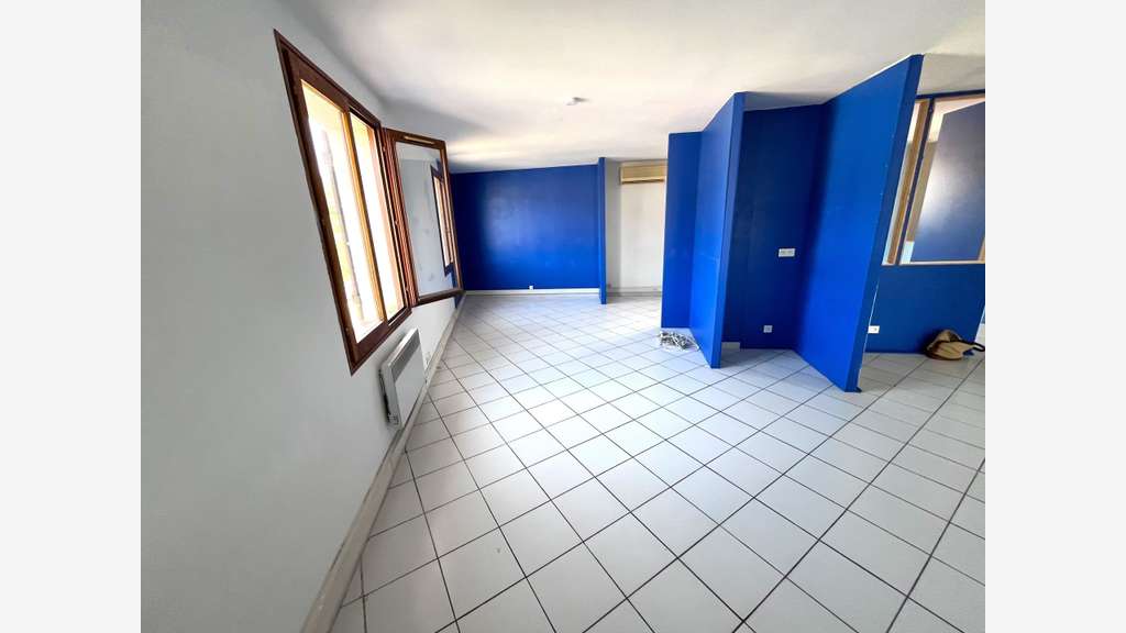 A louer bureaux 104m² empl N°1 à Solliès-Pont