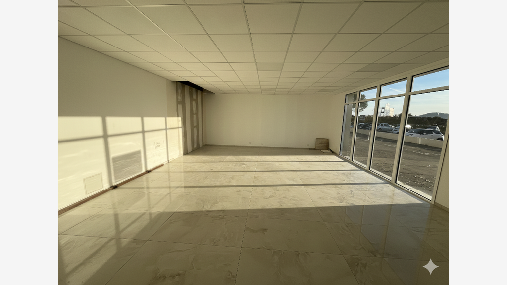 A louer local commercial 98m² à Solliès-Pont ZAC