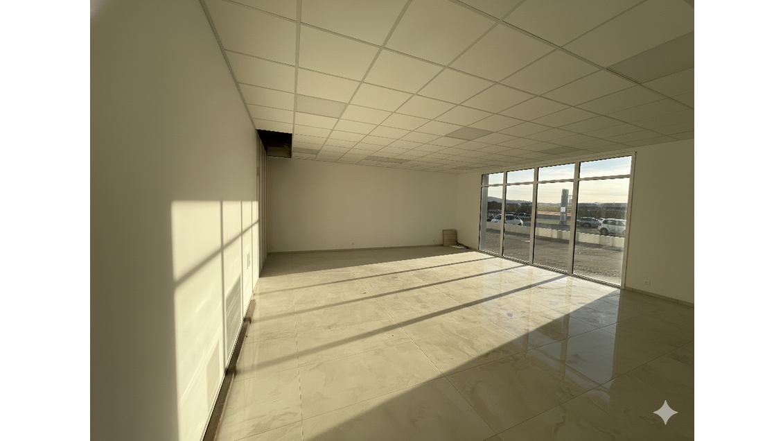 A louer local commercial 98m² à Solliès-Pont ZAC