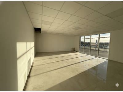 A louer local commercial 98m² à Solliès-Pont ZAC