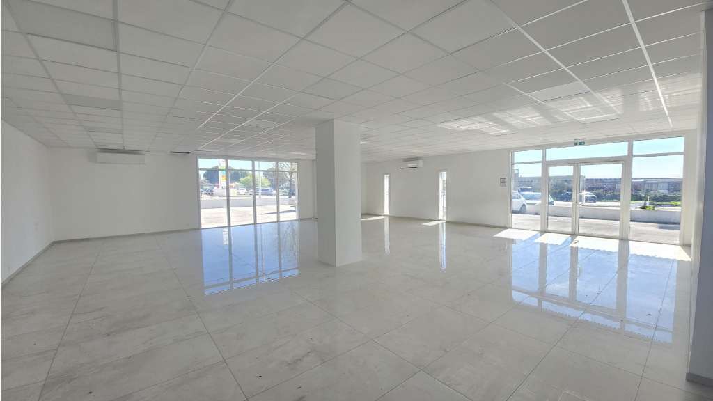 A louer local commercial 172m² à Solliès-Pont