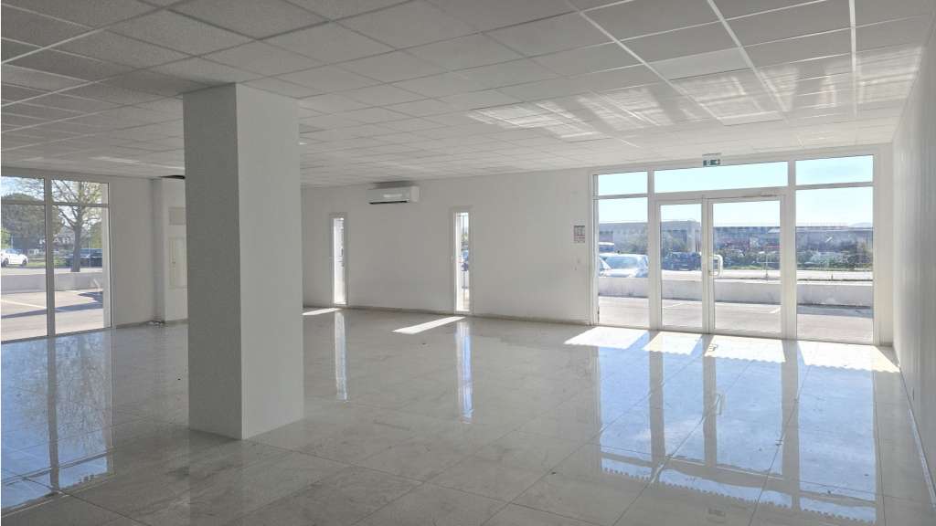 A louer local commercial 172m² à Solliès-Pont
